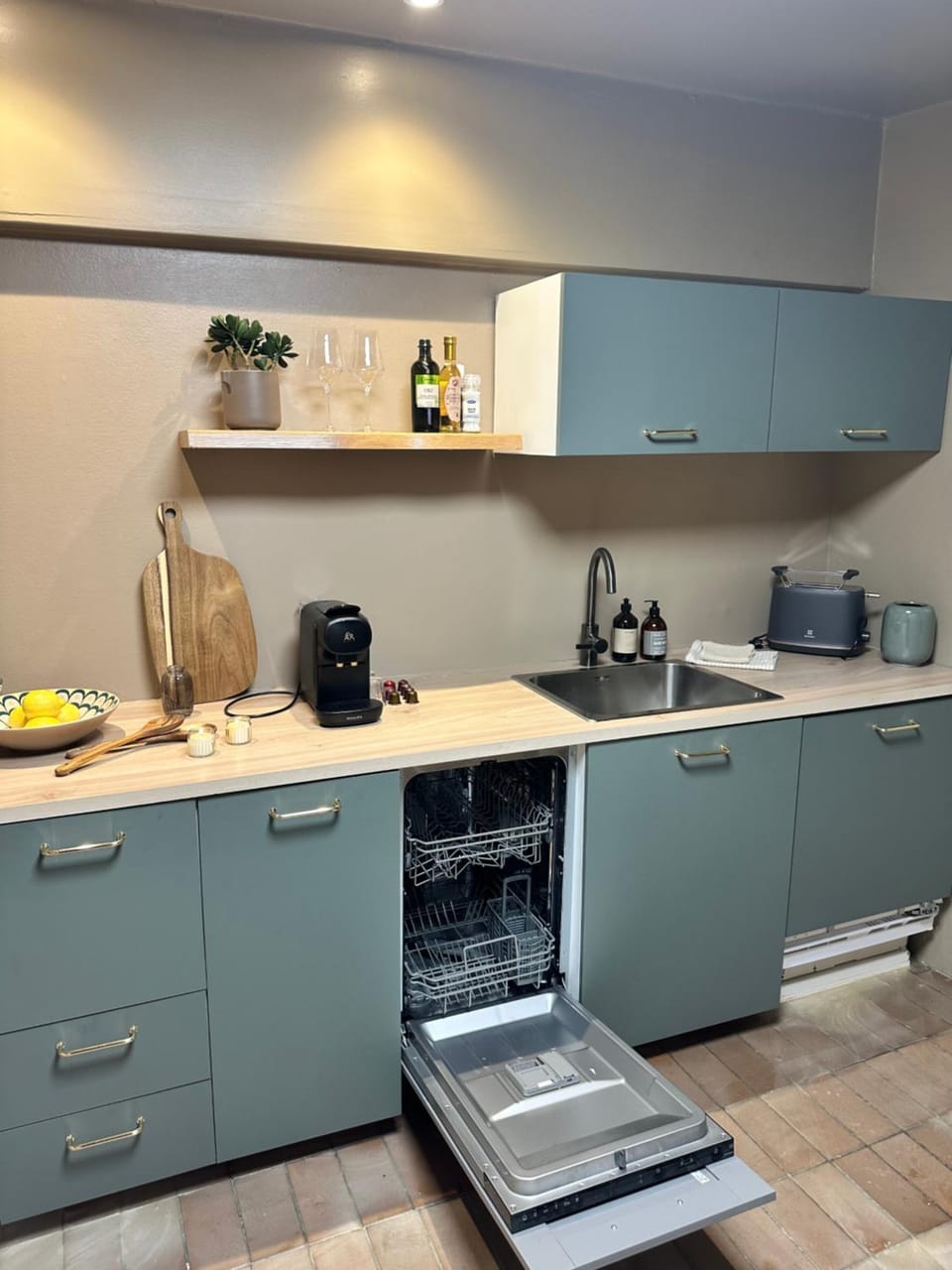 Kitchen or kitchenette, dishwasher, toaster