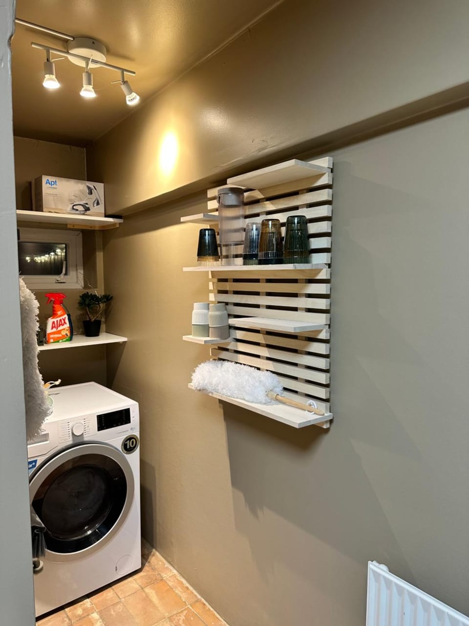 Kitchen or kitchenette, washing machine, dryer