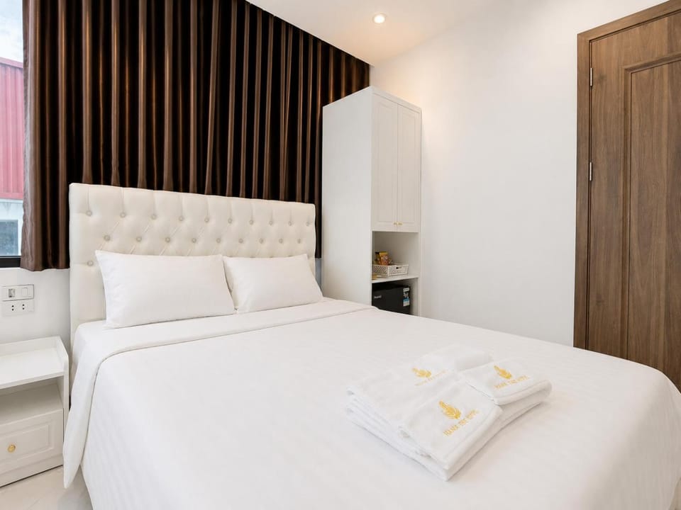 Bed, Photo of the whole room, Bedroom, towels, wardrobe