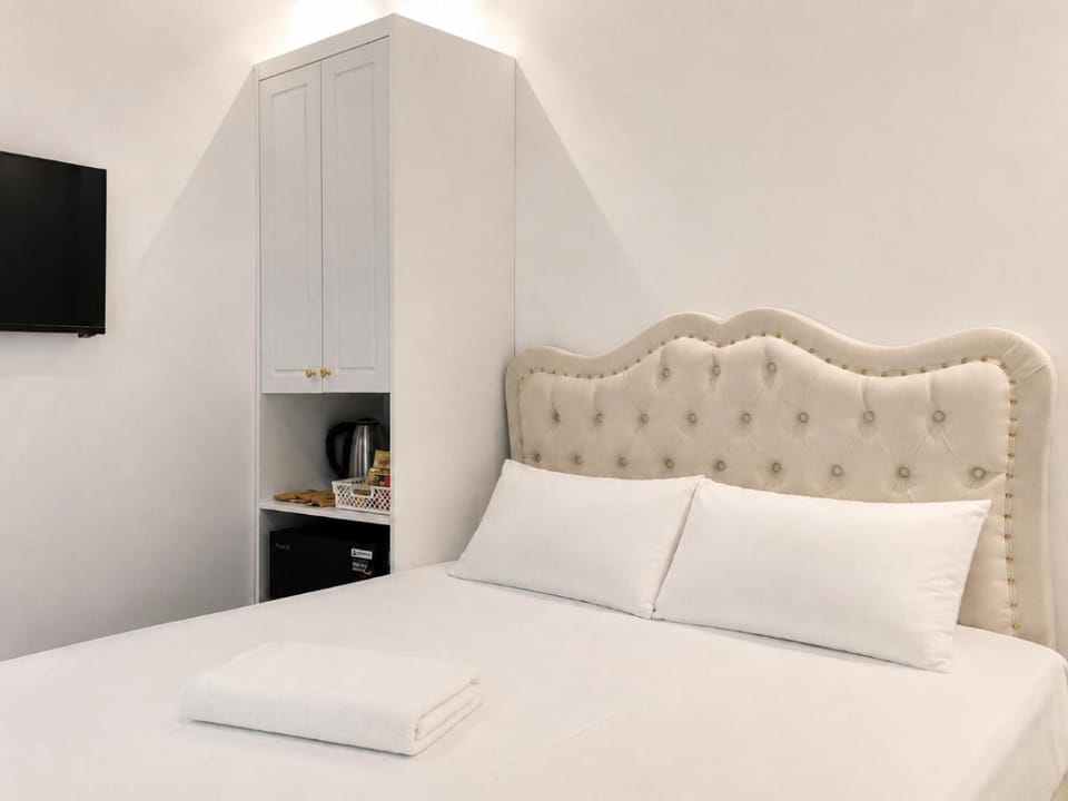 Bed, TV and multimedia, Photo of the whole room, Bedroom