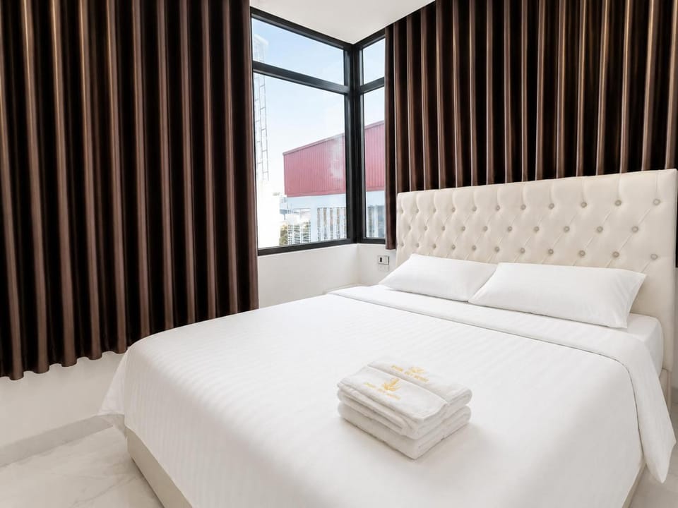 Bed, Photo of the whole room, Bedroom, towels