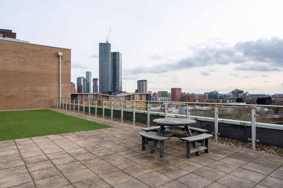 Manchester City Retreat Arcade Sleeps 4 Apartment in Salford