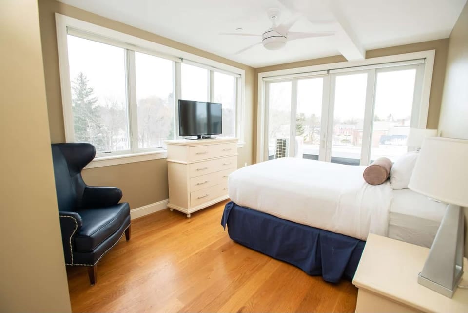 84 Main - 3 Bedroom Penthouse Apartment in Arundel