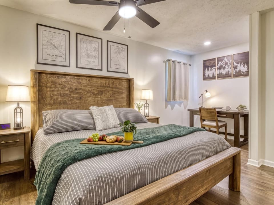 Smoky Snuggle Spot - Cozy Cabin, Close to Dollywood & Dog Friendly! Cabin in Sevier County