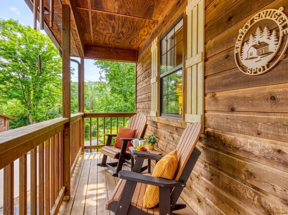 Smoky Snuggle Spot - Cozy Cabin, Close to Dollywood & Dog Friendly! Cabin in Sevier County