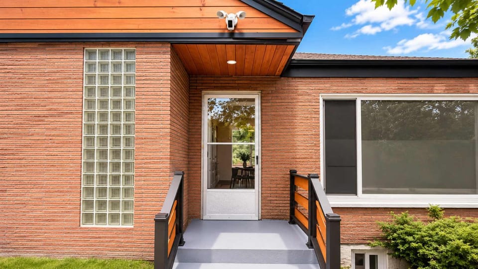 Spacious Pet Friendly Shoreline Home EV charger House in Shoreline