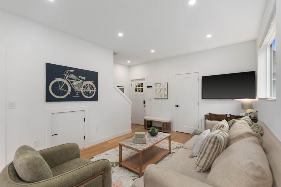 TV and multimedia, Living room, Decorative detail, Seating area, air conditioner