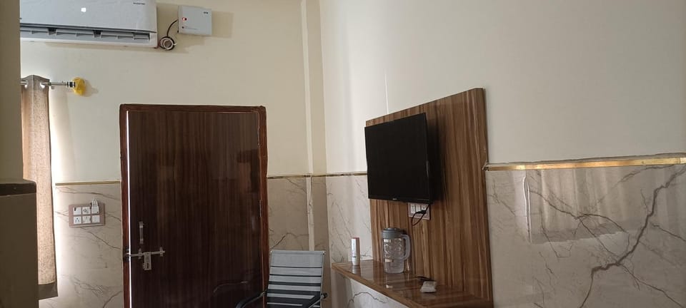 Maruti Nandan Gust House Bed and Breakfast in Uttar Pradesh