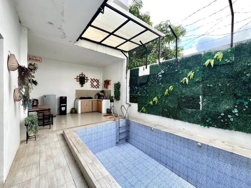 Swimming pool, kitchen