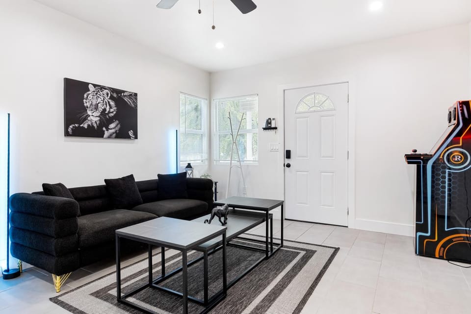 Mid-City Bungalow With Backyard Apartment hotel in San Fernando Valley