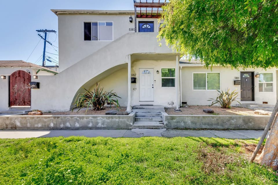 Mid-City Bungalow With Backyard Apartment hotel in San Fernando Valley