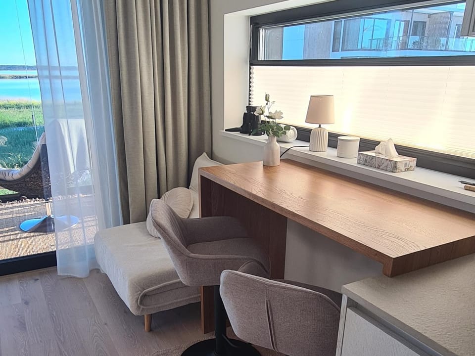 Seating area, Dining area