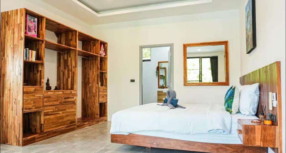 Bed, Library, Photo of the whole room, Bedroom, towels, wardrobe