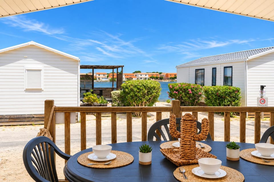 Property building, Natural landscape, Balcony/Terrace, Dining area, Lake view