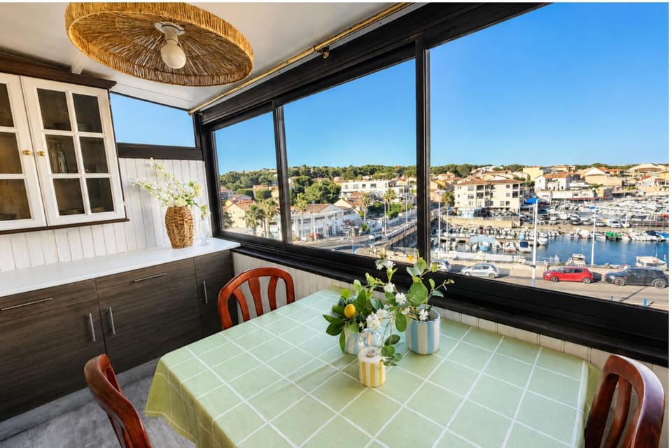 View (from property/room), Balcony/Terrace, City view