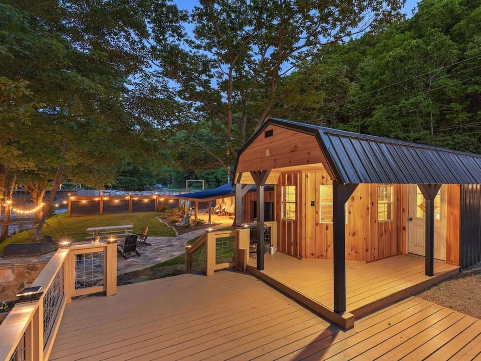 840ft Riverfront Compound Hot Tub, Sleeps 14 House in East Fork