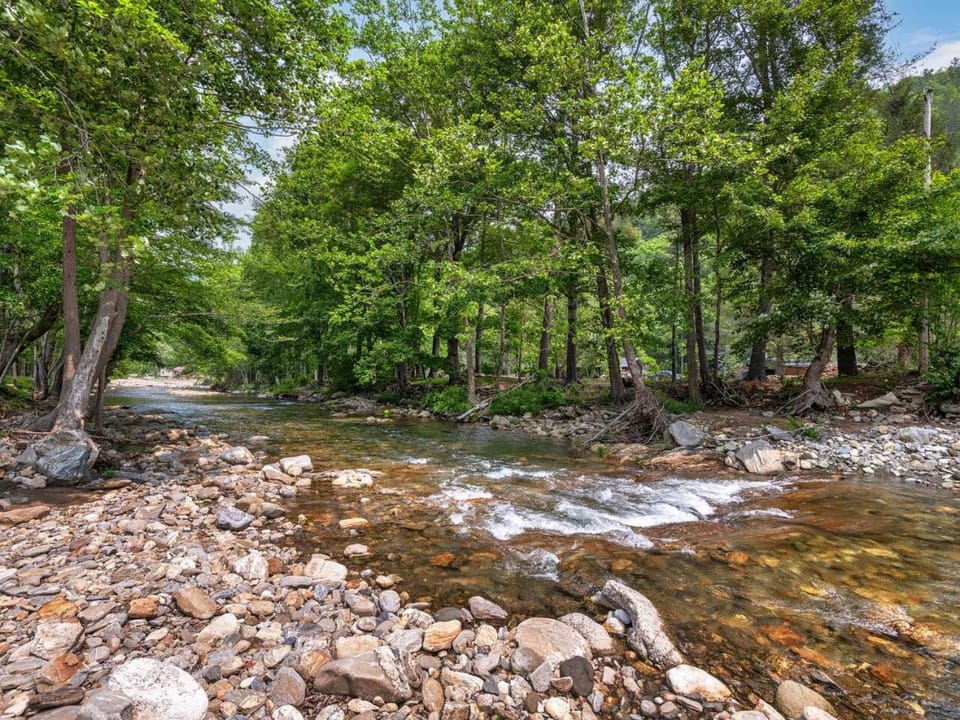 840ft Riverfront Compound Hot Tub, Sleeps 14 House in East Fork