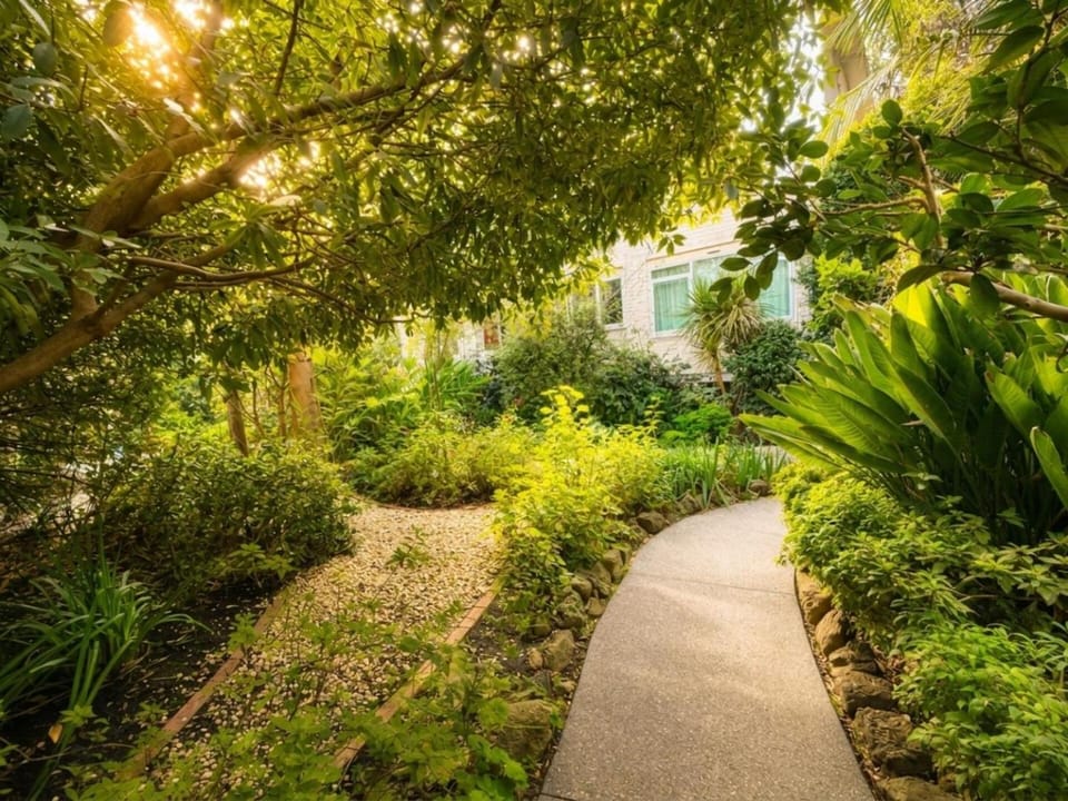 Spacious Retro Stay Steps from Chapel Street Apartment in Melbourne
