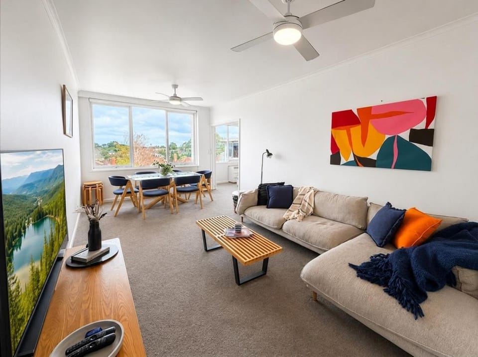 Spacious Retro Stay Steps from Chapel Street Apartment in Melbourne