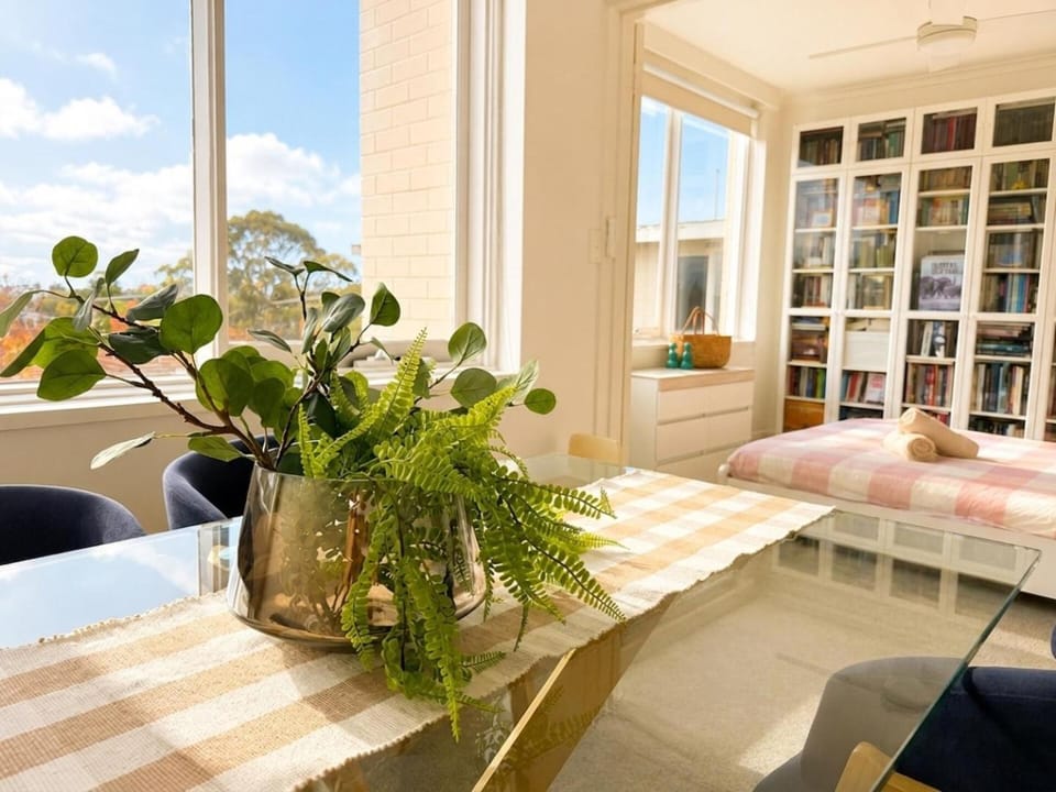 Spacious Retro Stay Steps from Chapel Street Apartment in Melbourne