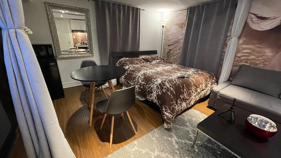Luxury KIA Room K Vacation rental in Richmond Hill