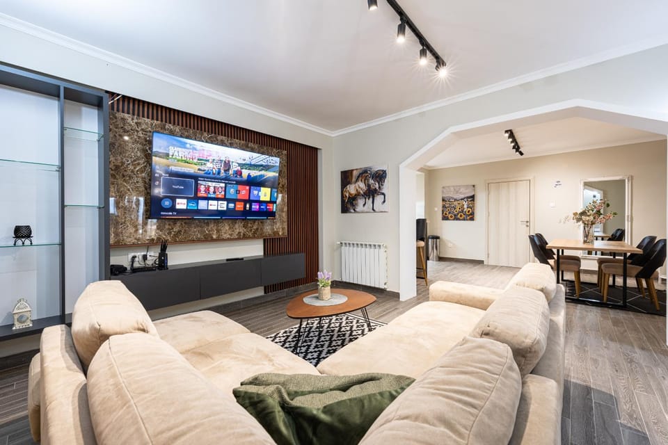 Communal lounge/ TV room, TV and multimedia, Living room