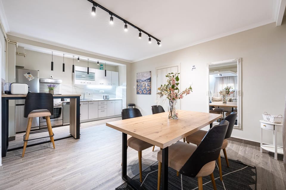 Kitchen or kitchenette, Dining area, oven