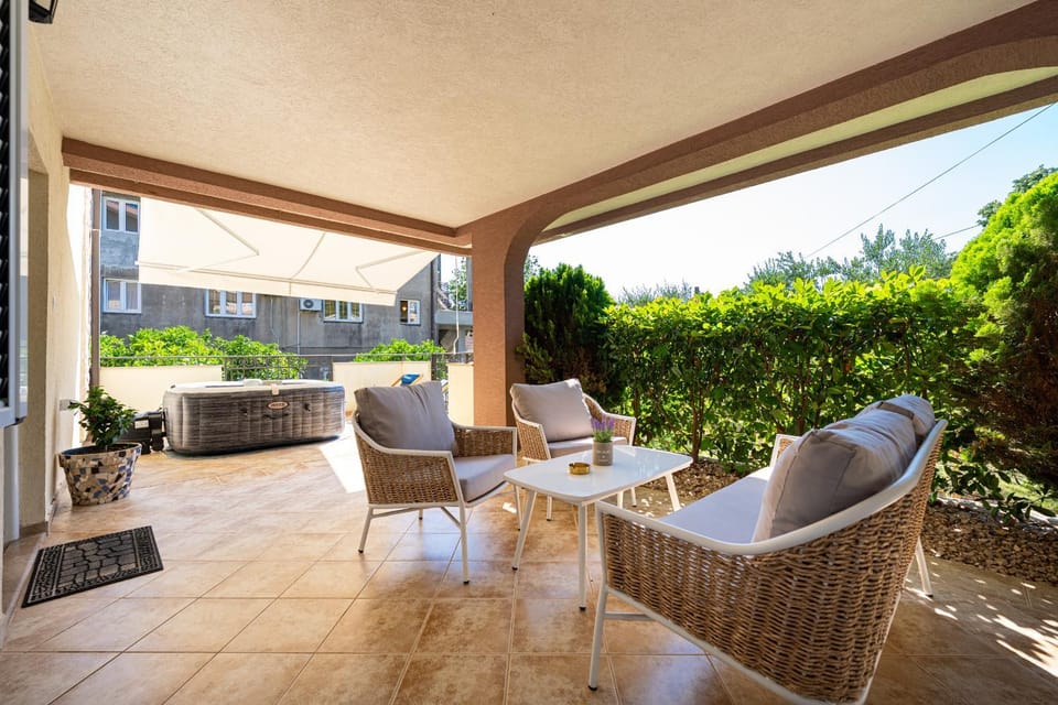 Hot Tub, Balcony/Terrace, Seating area