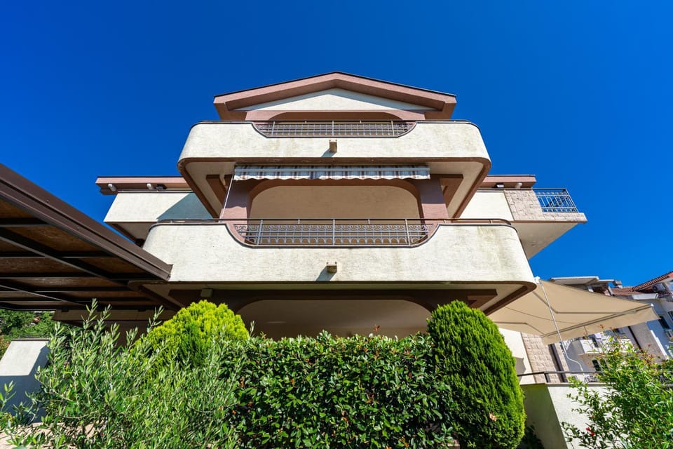 Property building, Day