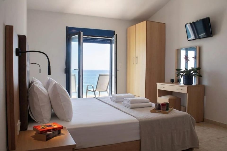 Bed, TV and multimedia, Bedroom, hair dresser