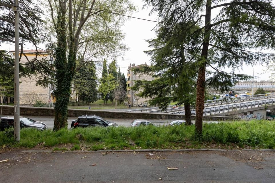 Free Parking & Netflix Quiet Suite Into Nature Apartment in Trieste