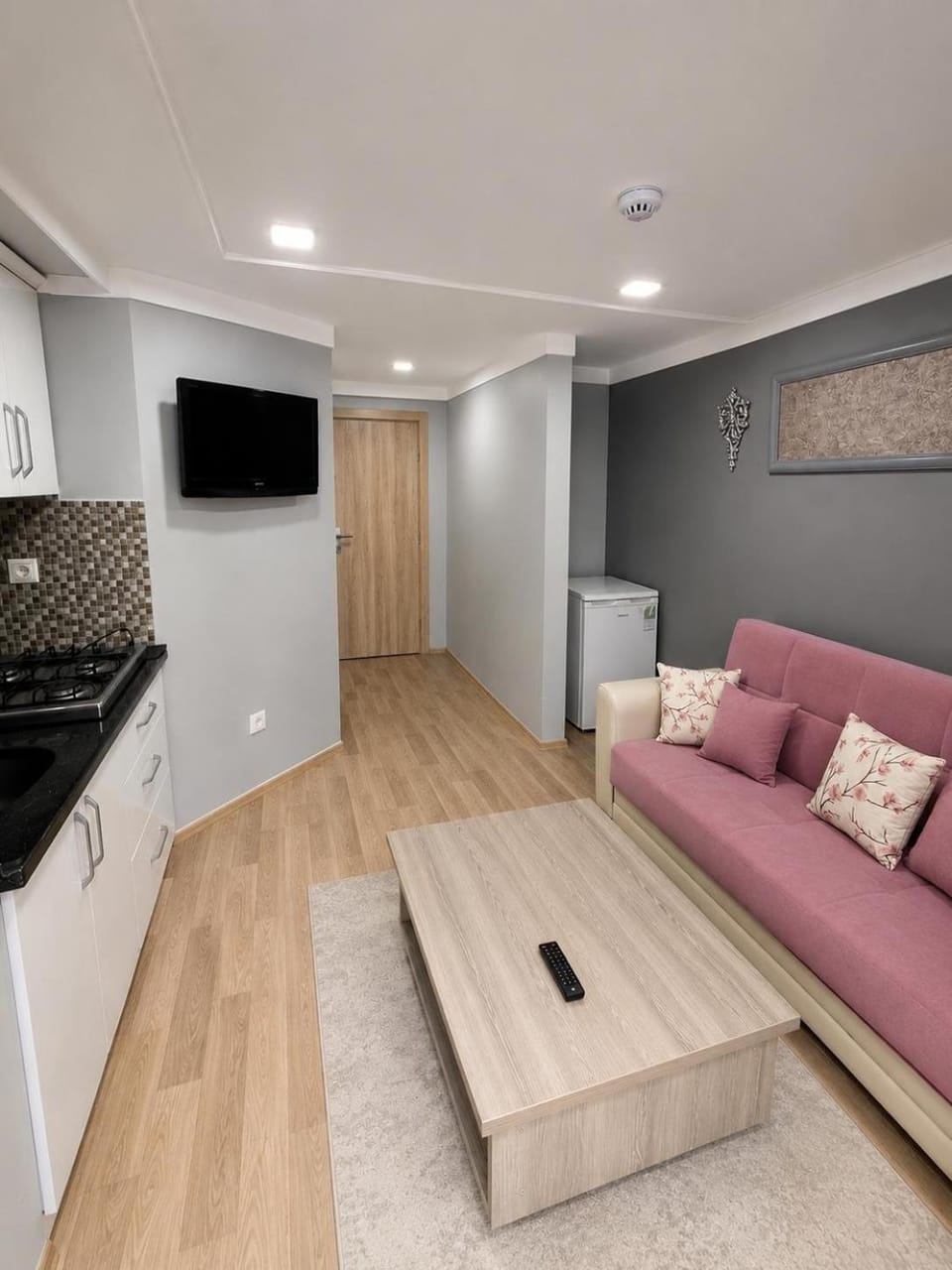 TV and multimedia, Kitchen or kitchenette, Living room, Seating area