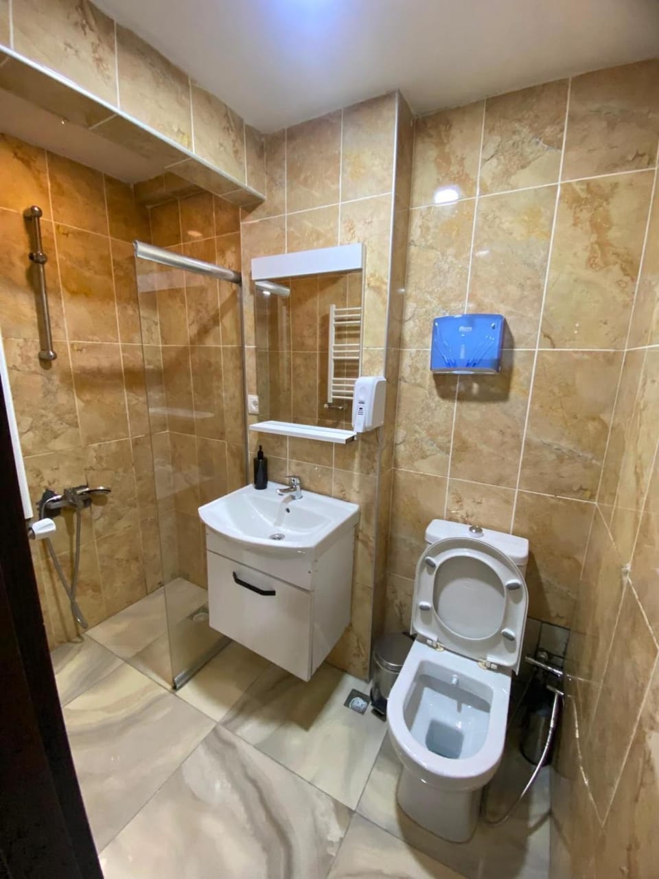 Shower, Toilet, Bathroom, bidet, towels