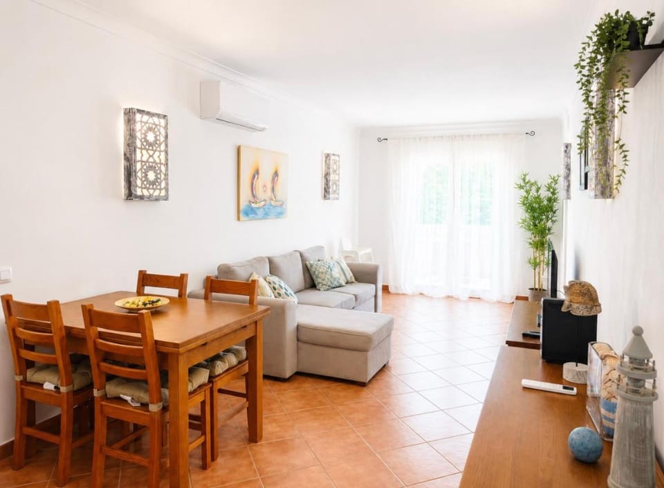 Living room, Seating area, Dining area, air conditioner