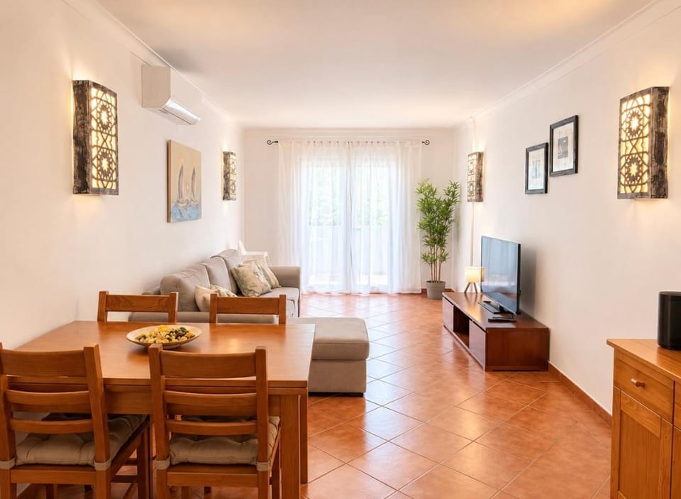 Communal lounge/ TV room, TV and multimedia, Living room, Seating area, Dining area, Evening entertainment