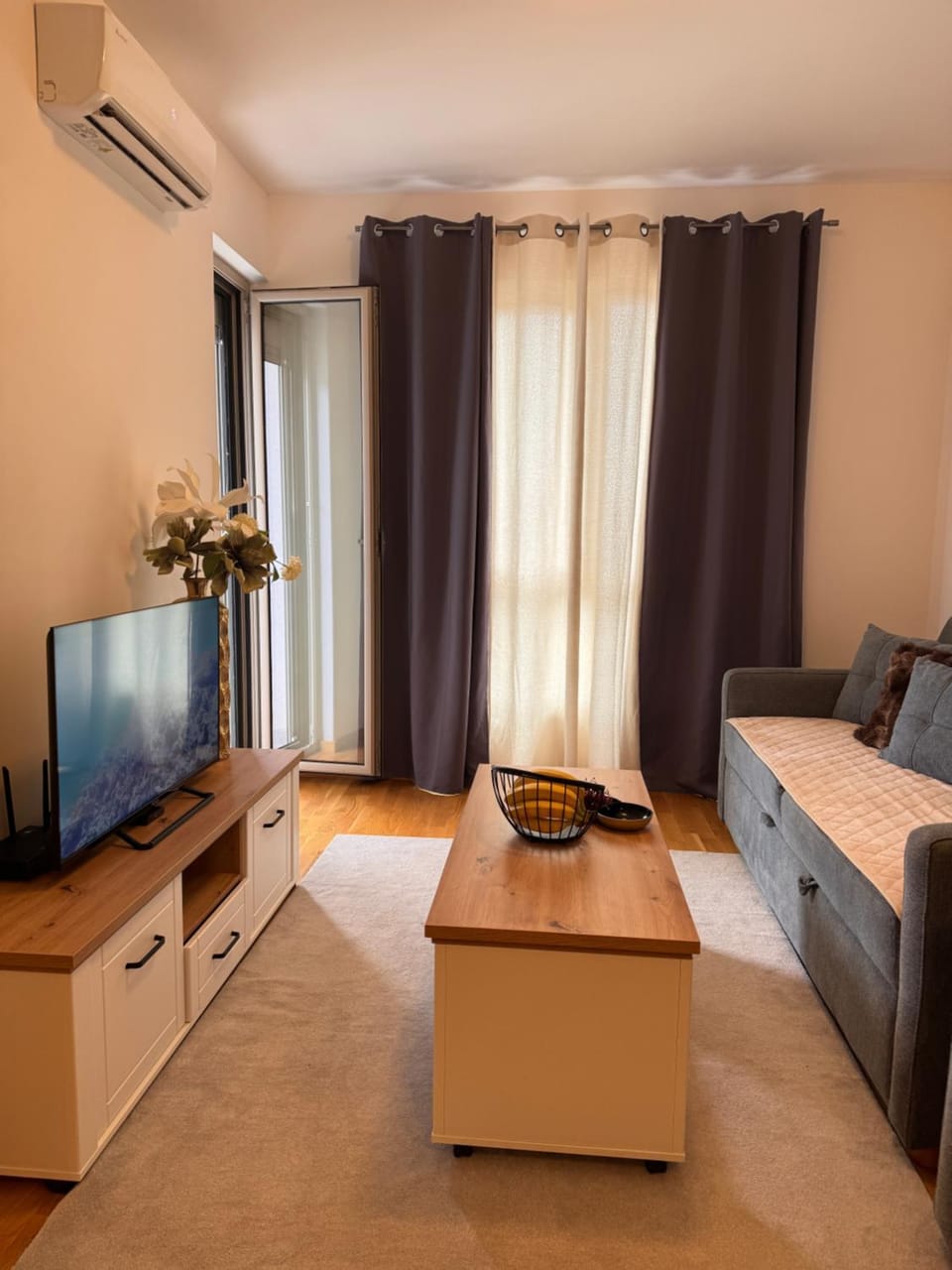 TV and multimedia, Living room, Seating area, Evening entertainment, air conditioner