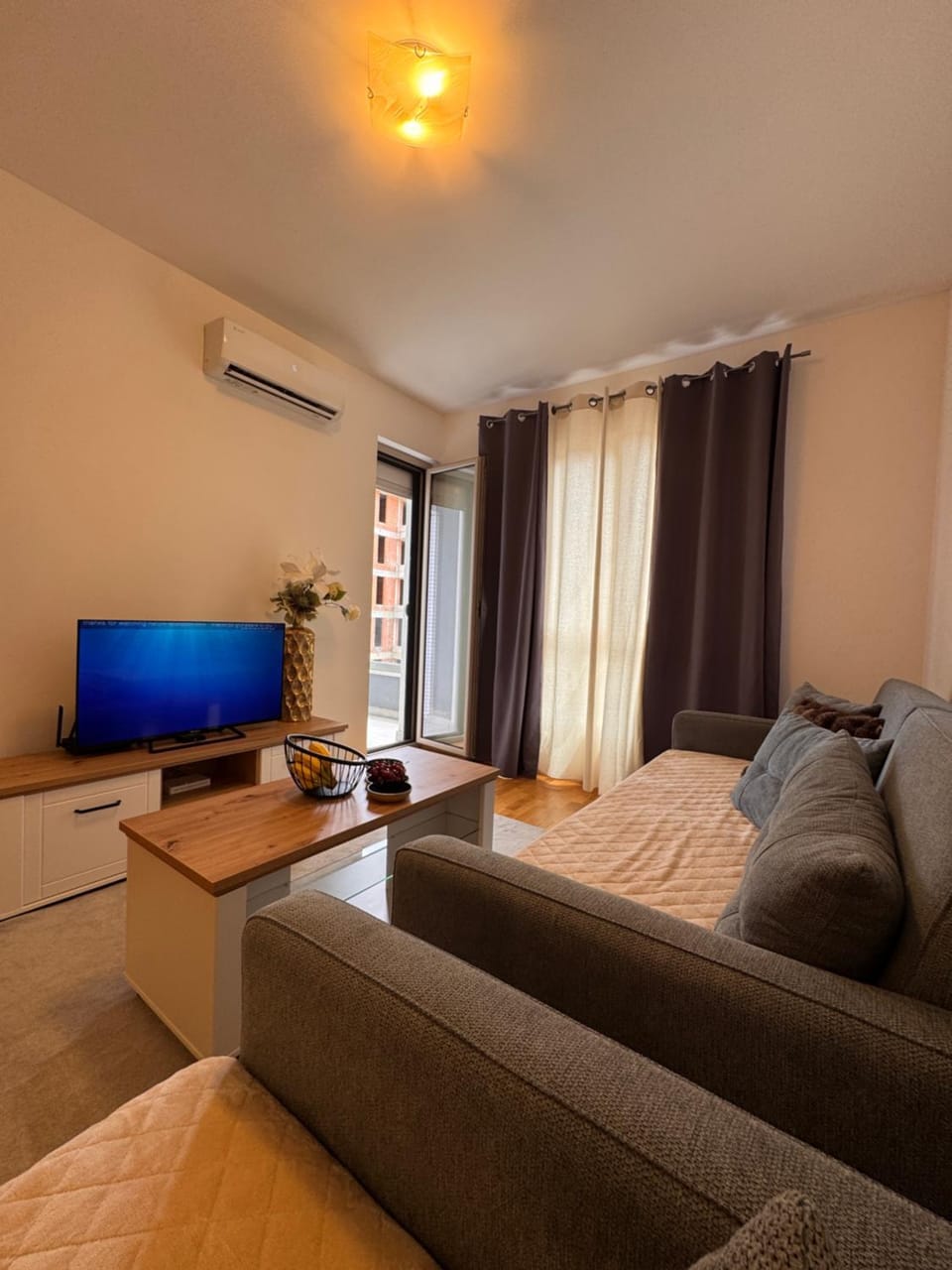 TV and multimedia, Living room, Evening entertainment, air conditioner