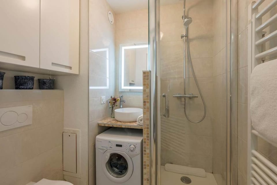 Shower, Toilet, Bathroom, towels