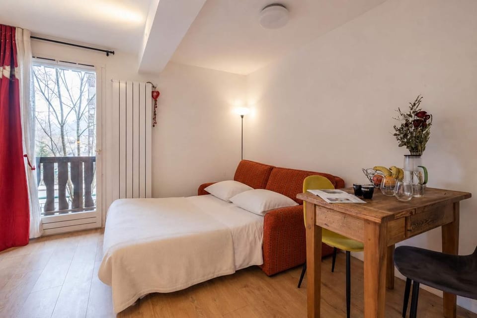 Bed, Dining area