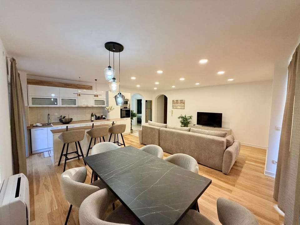 TV and multimedia, Kitchen or kitchenette, Living room, Seating area, Dining area