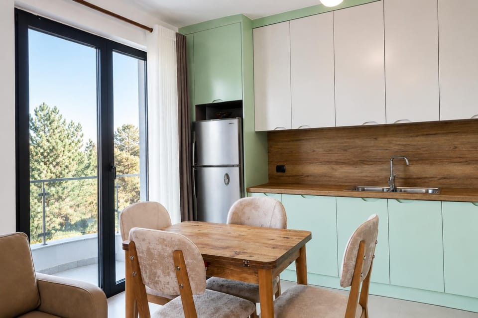 Dining area, kitchen