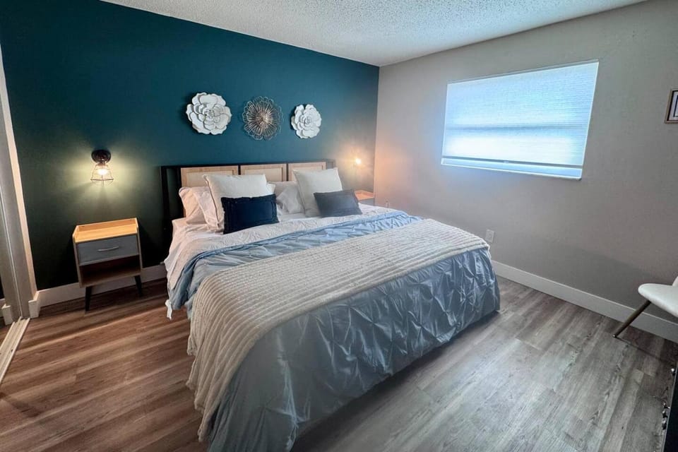 Bed, TV and multimedia, Bedroom, wardrobe