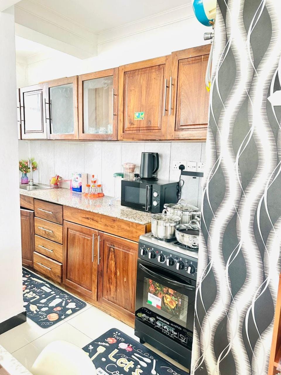Kitchen or kitchenette, dishwasher, minibar, oven, stove
