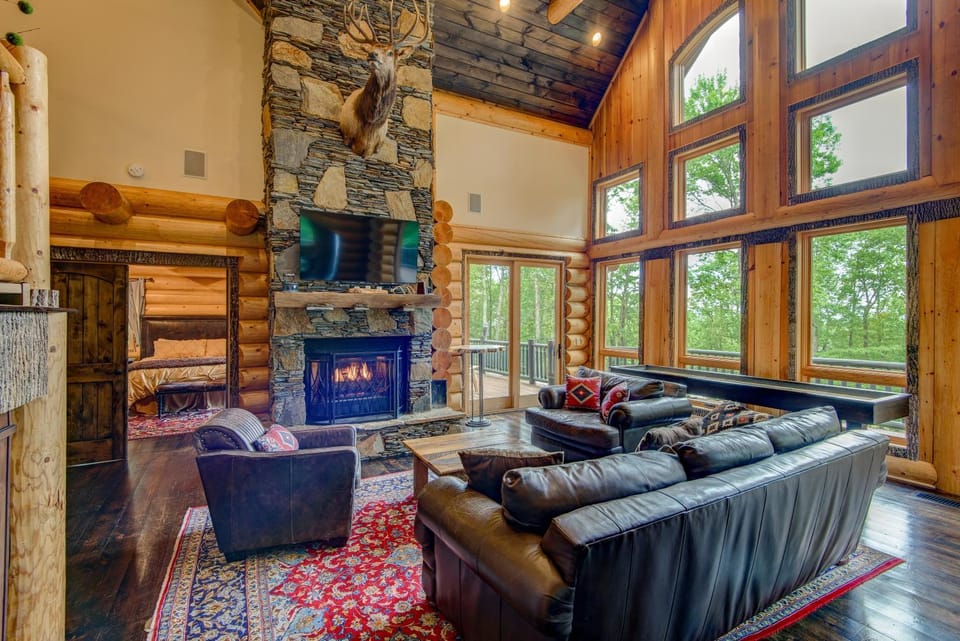 Big Elk Lodge Luxury home in Eagles Nest walk to Great Camp firepit House in Beech Mountain