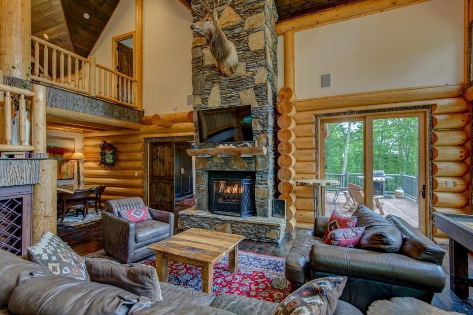 Big Elk Lodge Luxury home in Eagles Nest walk to Great Camp firepit House in Beech Mountain
