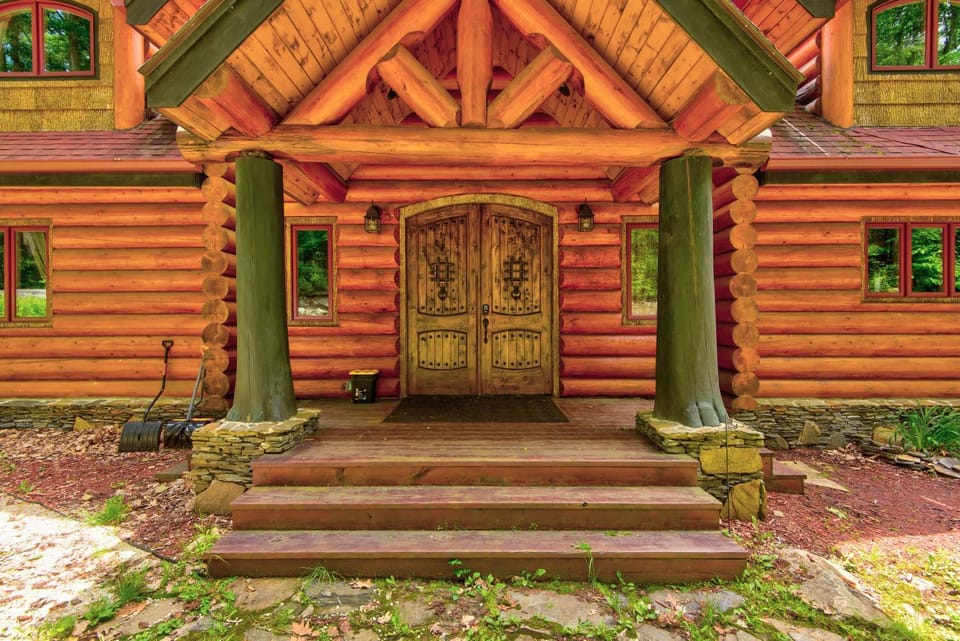 Big Elk Lodge Luxury home in Eagles Nest walk to Great Camp firepit House in Beech Mountain