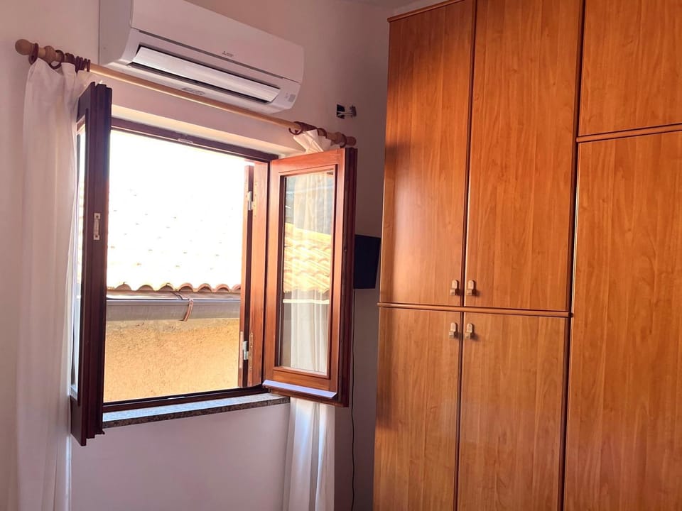 Bedroom, air conditioner
