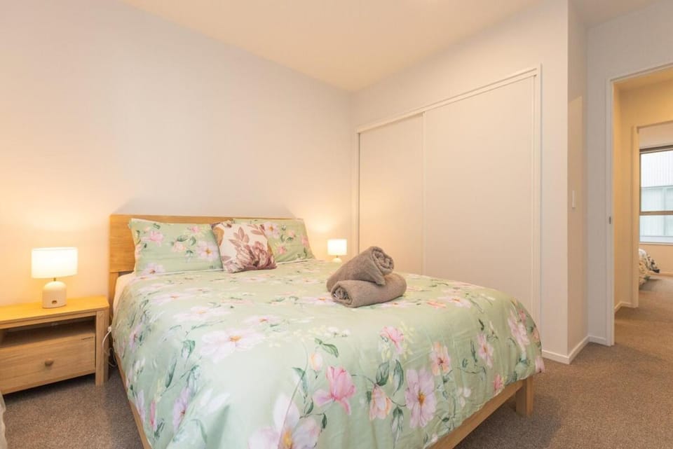 Stadium Stay l 2 bed 2 bath l Sleeps 6 I Parking House in Christchurch