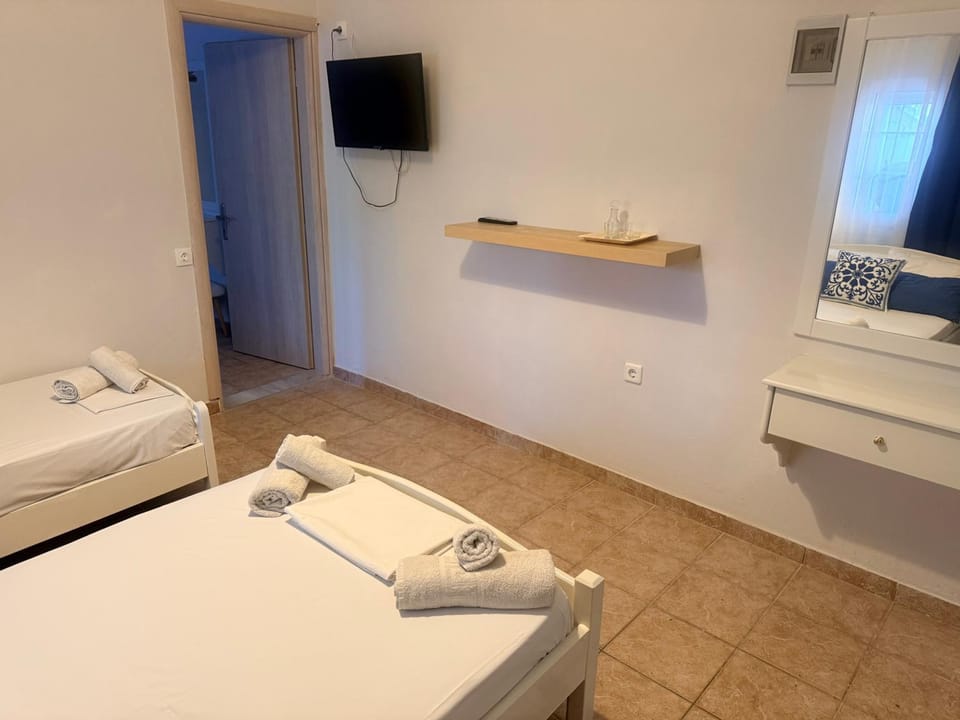 TV and multimedia, Photo of the whole room, Bedroom