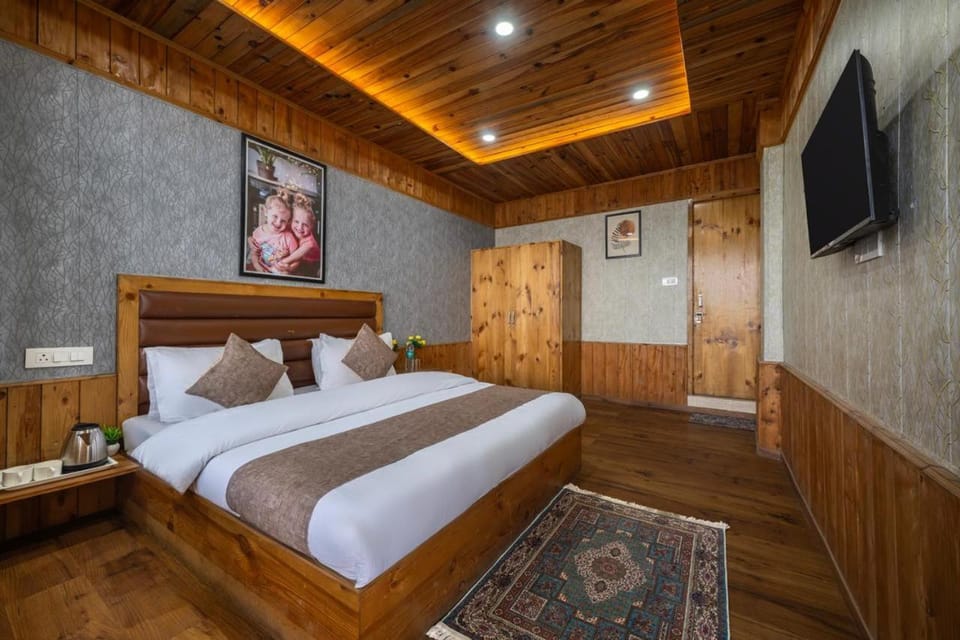 The Suffer Heights l Open Air Lawn l Rooms and Cafe l Kufri by Exotic Stays Hotel in Himachal Pradesh